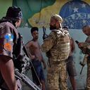 Los equipos de operaciones especiales de la policía también han hecho presencia. (Photo by Carl DE SOUZA / AFP)