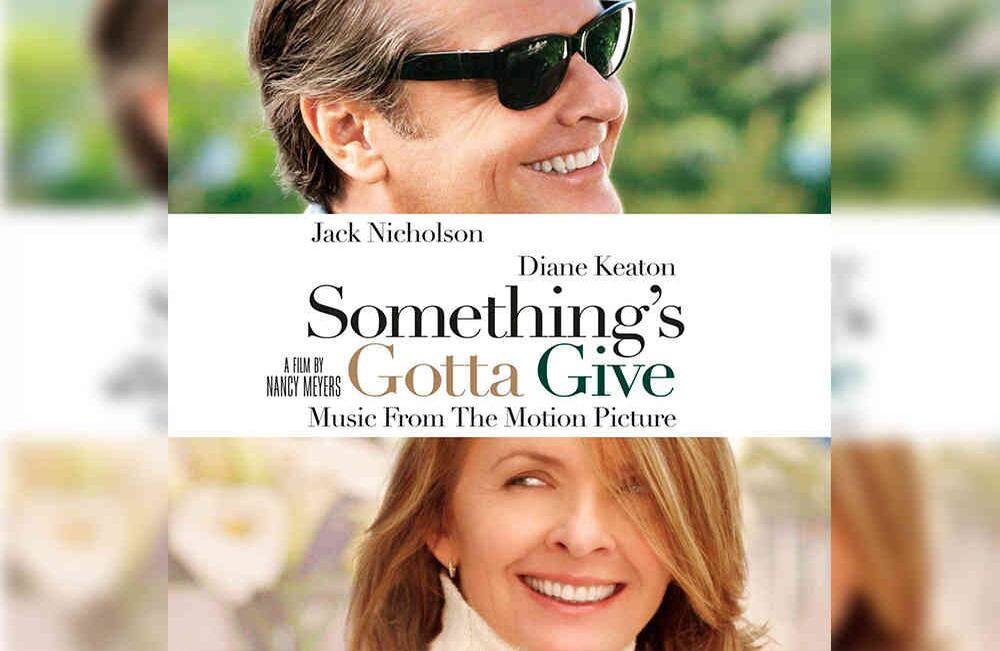 Something's gotta give 2003: Marin (Amanda Peet) es la más reciente conquista de Harry Sanborn (Jack Nicholson) Ella, mucho menor que él, lo invita a pasar unos días en la casa de playa de su madre, Erica (Diane Keaton). Durante ese tiempo Sanborn sufre un infarto y es Erica quien lo cuida. Esa situación hace que Harry se fije en la mamá de su novia, lo que altera por completo su vida. 