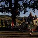 Kassidy Chelsea, de Alkali Lake, Alberta, baila en el antiguo Kamloops Indian Residential Schoo para honrar a los 215 niños cuyos restos han sido descubiertos enterrados cerca de las instalaciones, en Kamloops, Columbia Británica, Canadá, el 3 de junio de 2021. Foto de Cole Burston / AFP