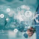 El médico que utiliza una computadora moderna diagnostica el registro médico electrónico virtual del paciente en la interfaz. Atención médica digital y red en pantalla virtual moderna, tecnología médica de ADN y concepto futurista.