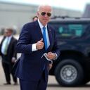 El presidente Joe Biden llega a bordo del Air Force One en la Base de la Fuerza Aérea de Dover, en Dover, Delaware, el martes 23 de julio de 2024. Biden regresa a la Casa Blanca desde su casa en Rehoboth Beach después de recuperarse de una infección por COVID-19. (Foto AP/Manuel Balce Ceneta)