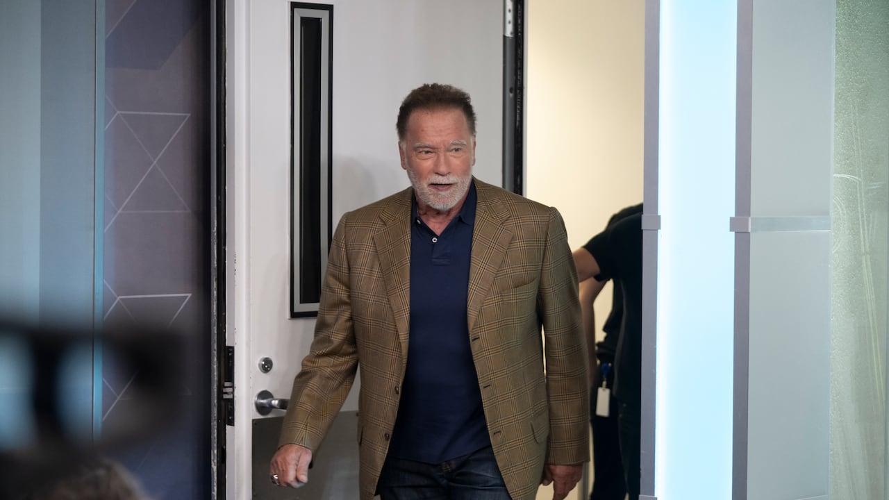 NUEVA YORK - 17 DE JUNIO: Arnold Schwarzenegger asiste a un foro de SiriusXM presentado por Andy Cohen en los estudios SiriusXM.