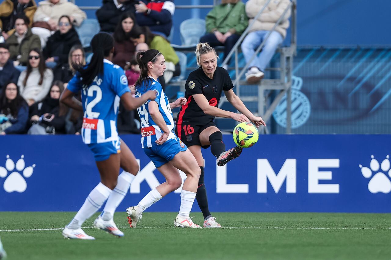 Fridolina Rolfo del FC Barcelona Femenino en acción durante el partido de fútbol de la Liga Femenina española, Liga F, jugado entre el RCD Espanyol y el FC Barcelona en la Ciudad Deportiva Dani Jarque el 09 de febrero de 2025 en Barcelona, España.