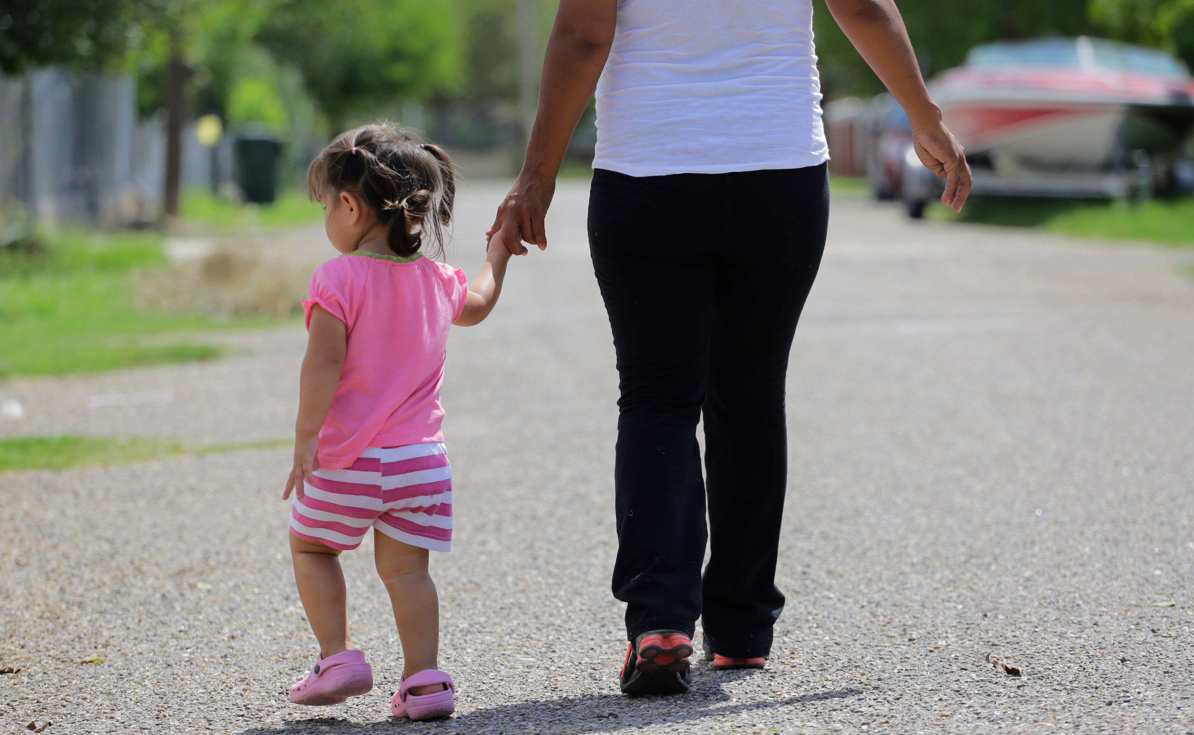 Un mujer en Sullivan City, Texas, el 16 de septiembre del 2015, que dice haber entrado a Estados Unidos ilegalmente, con su hija que nació en el país pero se le negó una partida de nacimiento. (AP foto/Eric Gay)