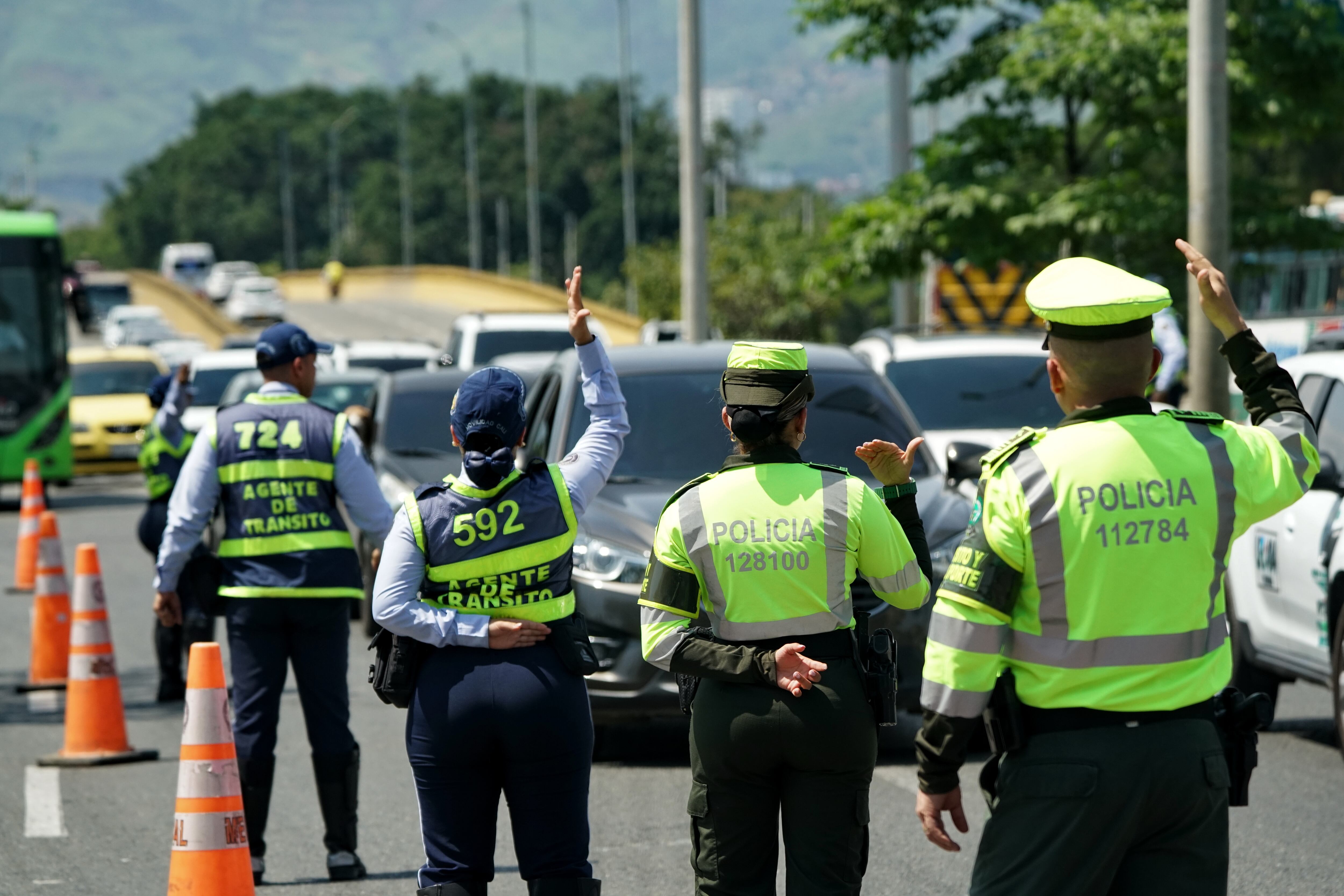 Refuerzan seguridad vial para el puente festivo de San Pedro y San Pablo. La Gobernación del Valle del Cauca tendrá un amplio despliegue operativo con más de 100 agentes y reguladores de tránsito que acompañarán la movilidad de propios y turistas el fin de semana.