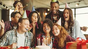 Amigos felices en la fiesta de cumpleaños. Feliz cumpleaños a tu concepto