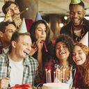 Amigos felices en la fiesta de cumpleaños. Feliz cumpleaños a tu concepto