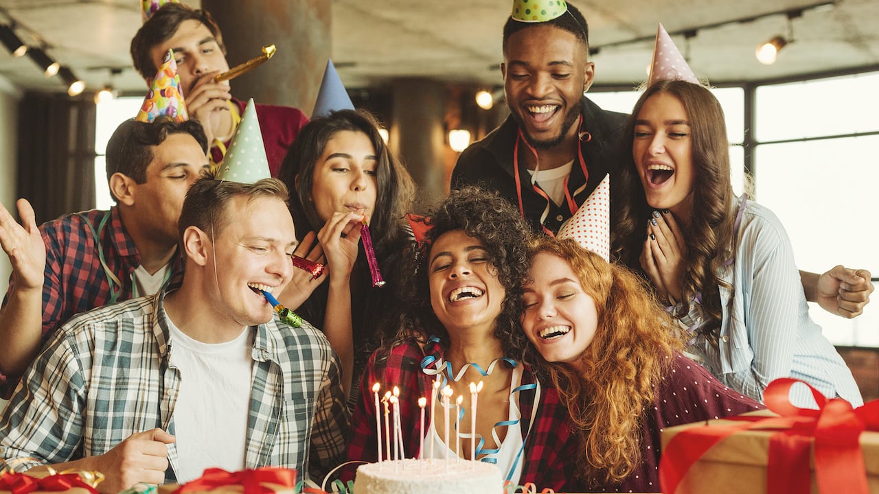 Amigos felices en la fiesta de cumpleaños. Feliz cumpleaños a tu concepto.