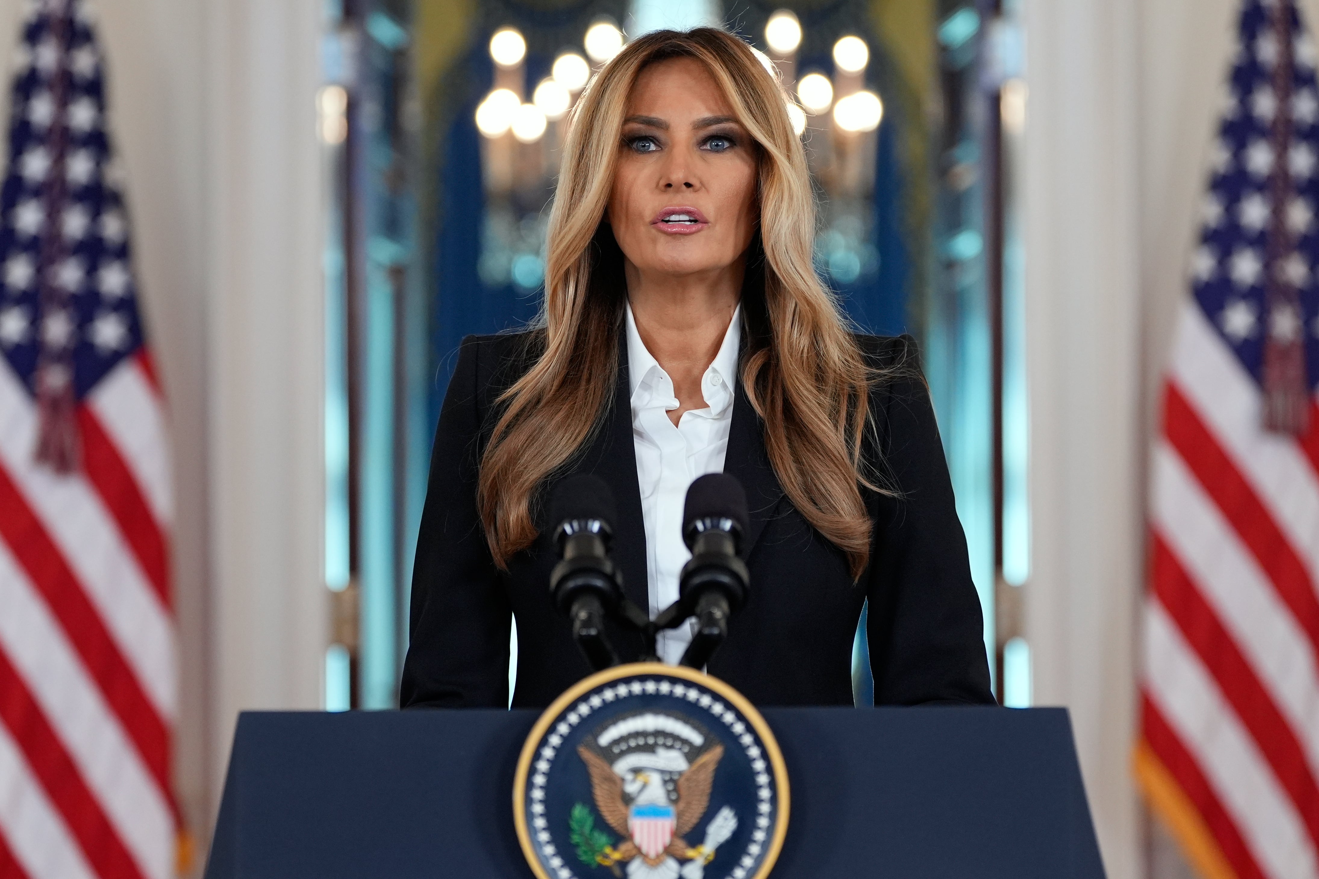 La primera dama Melania Trump habla en el gran vestíbulo de la Casa Blanca, el viernes 10 de octubre de 2025, en Washington. (Foto AP/Alex Brandon)