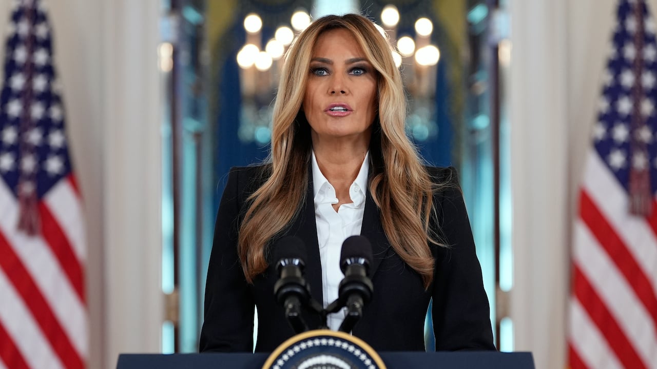 La primera dama Melania Trump habla en el gran vestíbulo de la Casa Blanca, el viernes 10 de octubre de 2025, en Washington. (Foto AP/Alex Brandon)