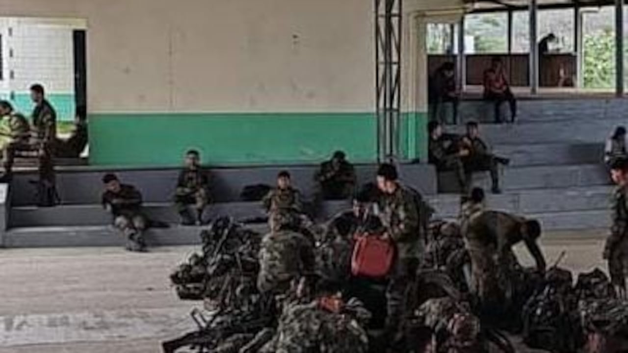 Más de 3.000 campesinos impiden el paso de dos pelotones del El Ejército, en el Cauda, donde se lanzó la operación Perseo.