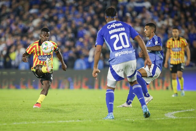 Carlos Darwin Quintero enfrentando a los que serían sus compañeros en Millonarios