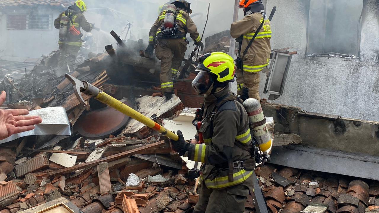 El cuerpo de bomberos hace presencia en el lugar de la emergencia.