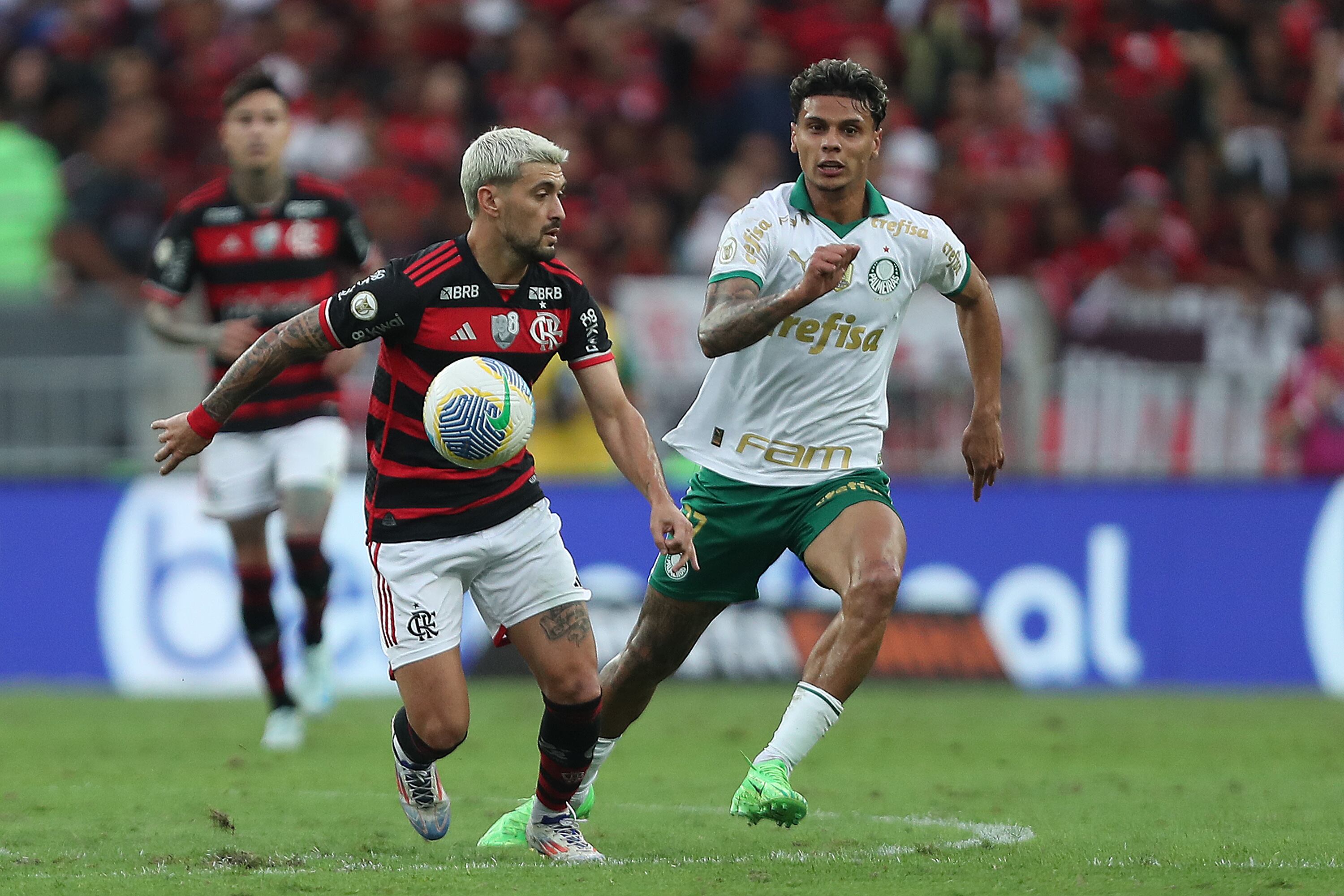 RIO DE JANEIRO, BRAZIL - AUGUST 11: Giorgian de Arrascaeta of Flamengo competes for the ball with Richard Rios of Palmeiras during the match between Flamengo and Palmeiras as part of Brasileirao 2024 at Maracana Stadium on August 11, 2024 in Rio de Janeiro, Brazil. (Photo by Wagner Meier/Getty Images)
