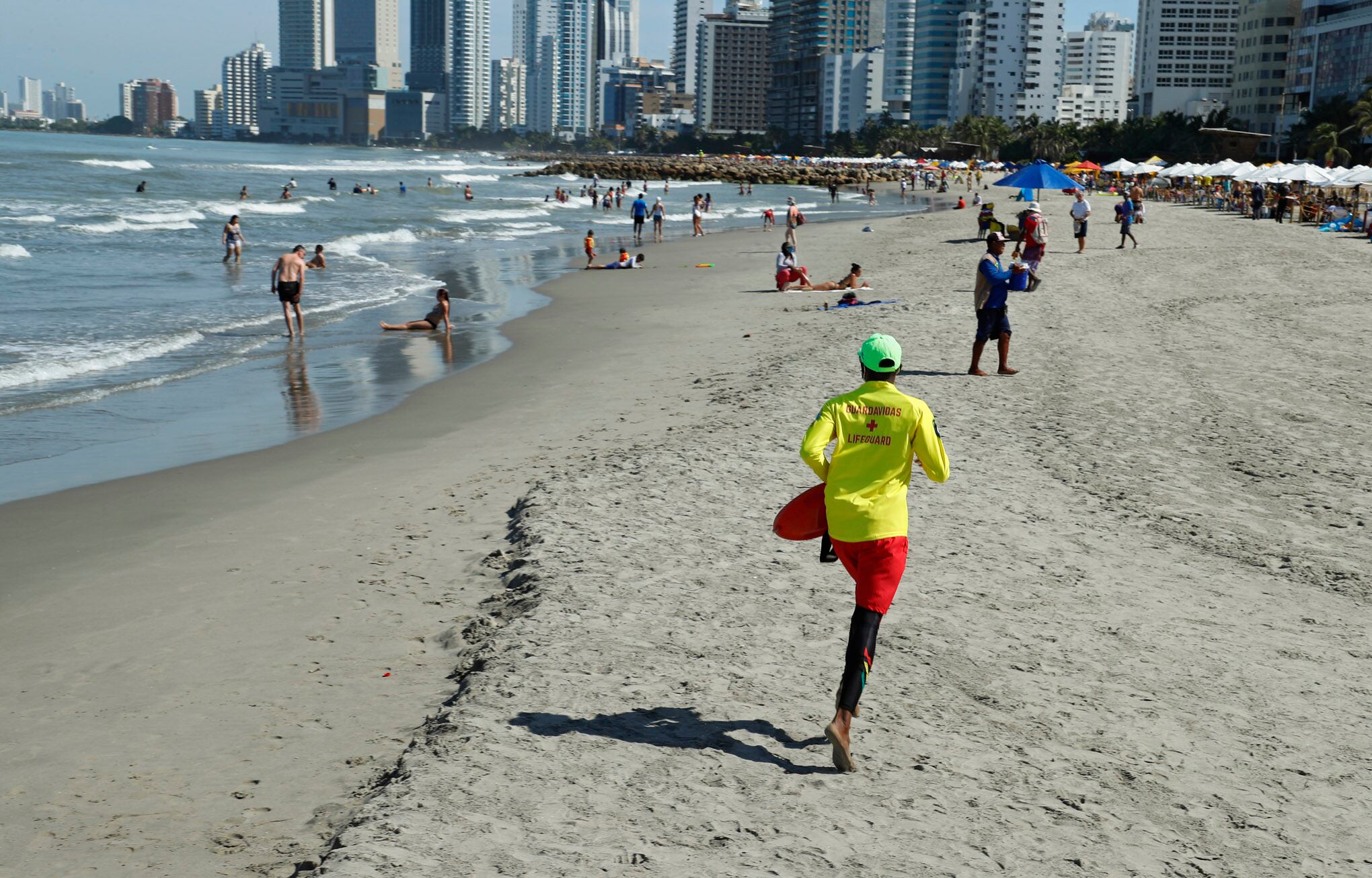 En cada torre de vigía se encuentran dos salvavidas, los cuales deben vigilar en promedio a 500 bañistas en la playa. En la temporada alta de vacaciones 2021, ninguno de ellos recibió sueldo por sus servicios. 
Cartagena, enero 10 del 2021.
Foto Guillermo Torres Reina / Semana