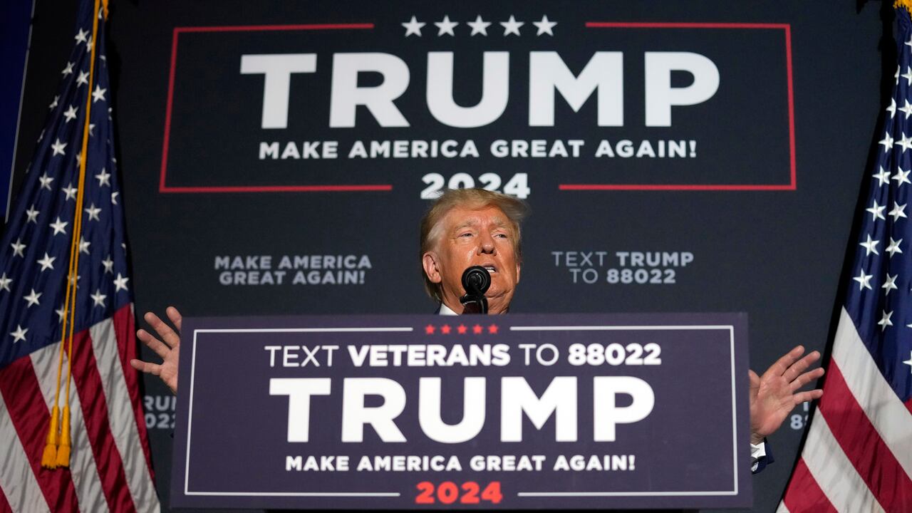 El candidato presidencial republicano, el expresidente Donald Trump, habla en un acto de campaña, el martes 8 de agosto de 2023.