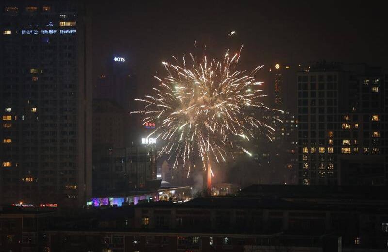 Así se vieron los fuegos artificiales en el cielo de Shangái. Foto de AFP