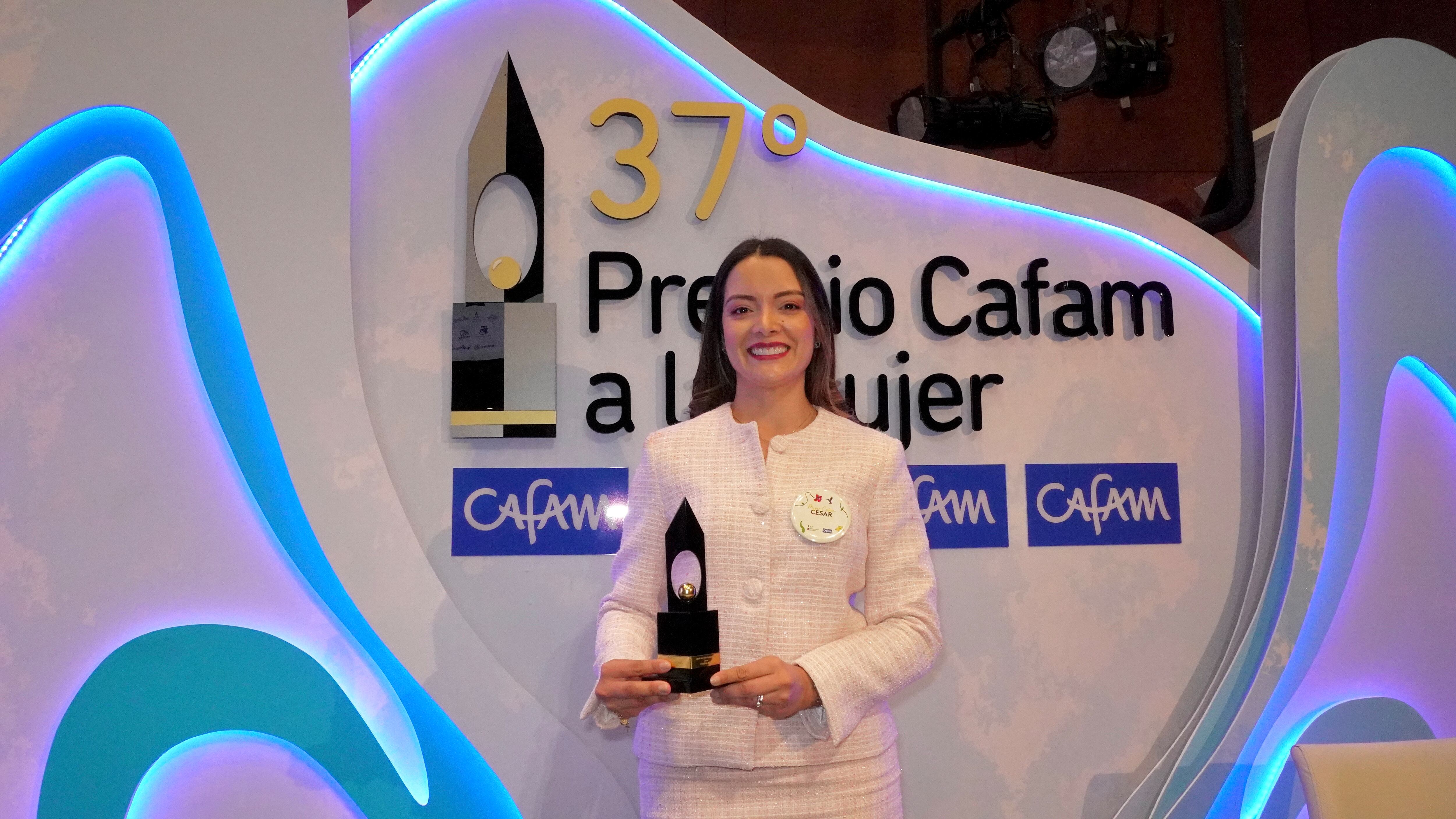 Escritora y gestora cultural, Peraza ha dedicado su trabajo a preservar y divulgar el vallenato tradicional, al tiempo que promueve procesos de formación cultural e inclusión social.