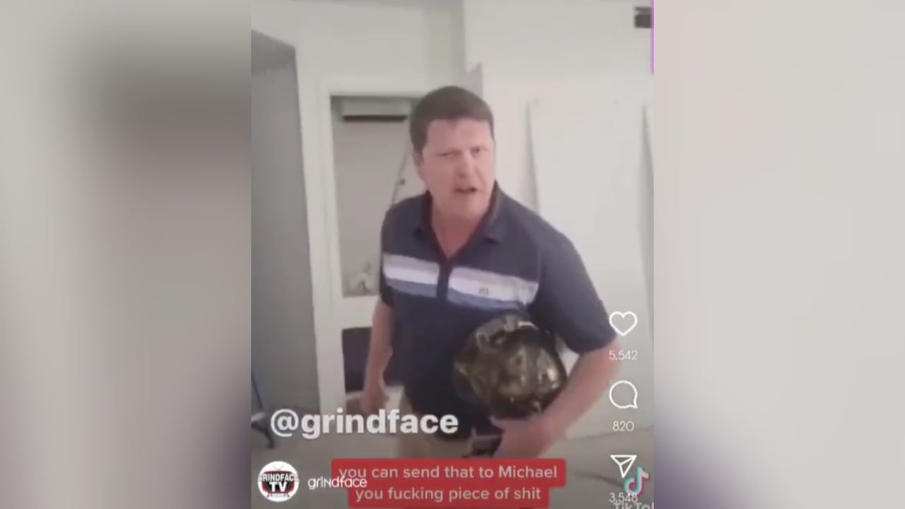 El hombre golpeó y agredió verbalmente a la mujer.