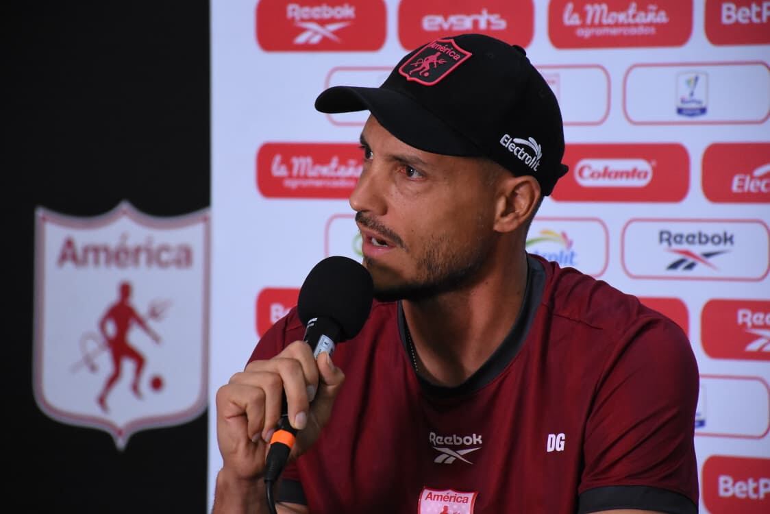 David González, director técnico del América de Cali, durante una conferencia de prensa.