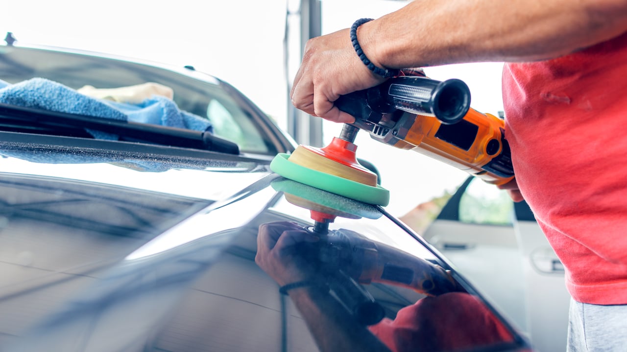 Para mantener la pintura de su vehículo en óptimas condiciones y preservar su belleza, es esencial aplicar cera regularmente.