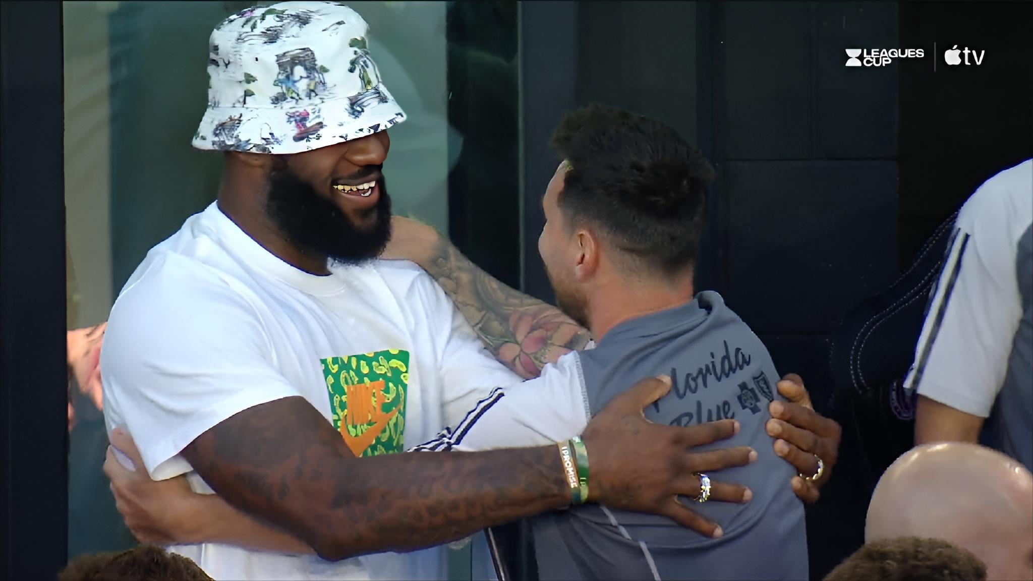 LeBron James y Lionel Messi se abrazaron antes del debut del astro argentino.