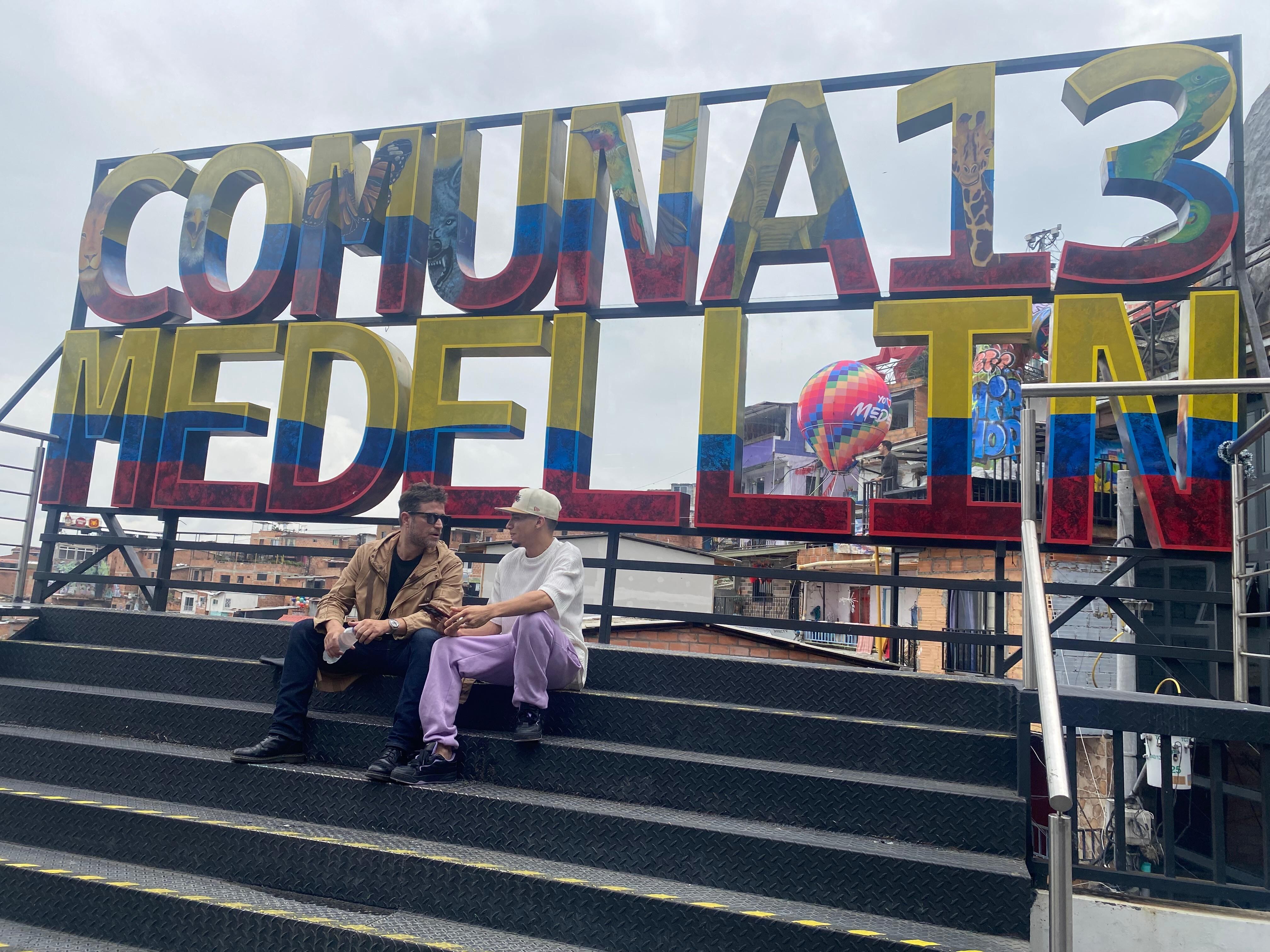 History Channel estrenará el 29 de abril en exclusiva para América Latina Parceros, un documental que pone la mirada sobre una de las realidades más complejas y urgentes de Colombia, la vida de miles de jóvenes que crecen en medio de la pobreza, la desigualdad y la violencia en las comunas de Medellín.