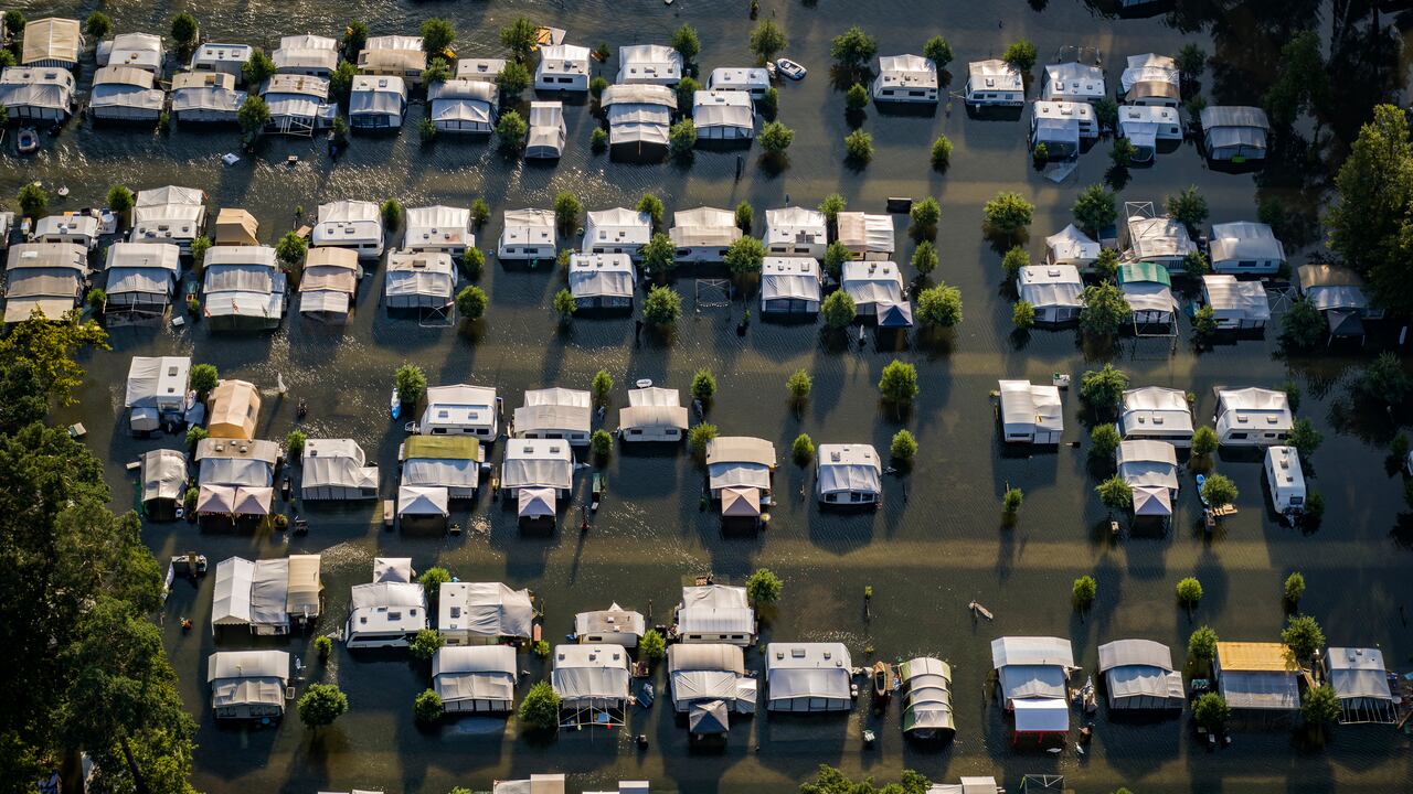 Inundaciones cerca del lago Neuchatel, en Suiza. (Valentin Flauraud/Keystone via AP)