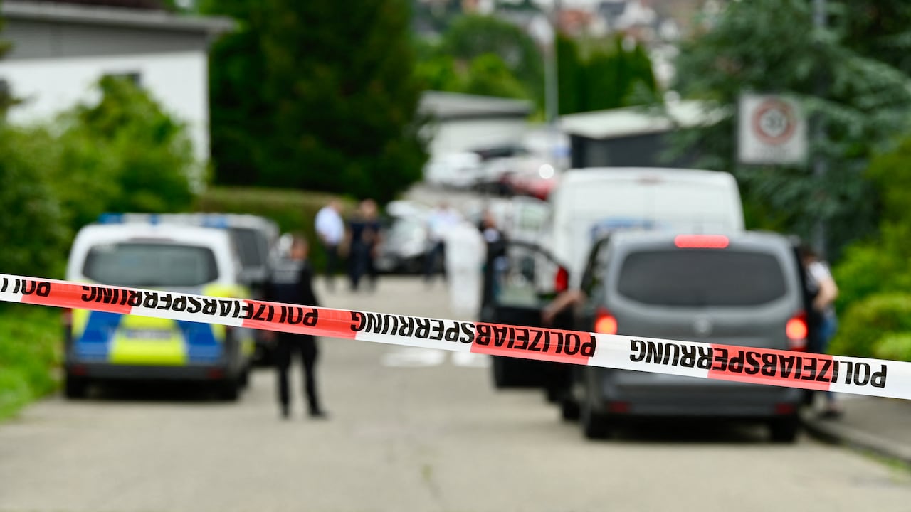 Oficiales de policía de Alemania atienden un homicidio en Lautlingen, sur de ese país.