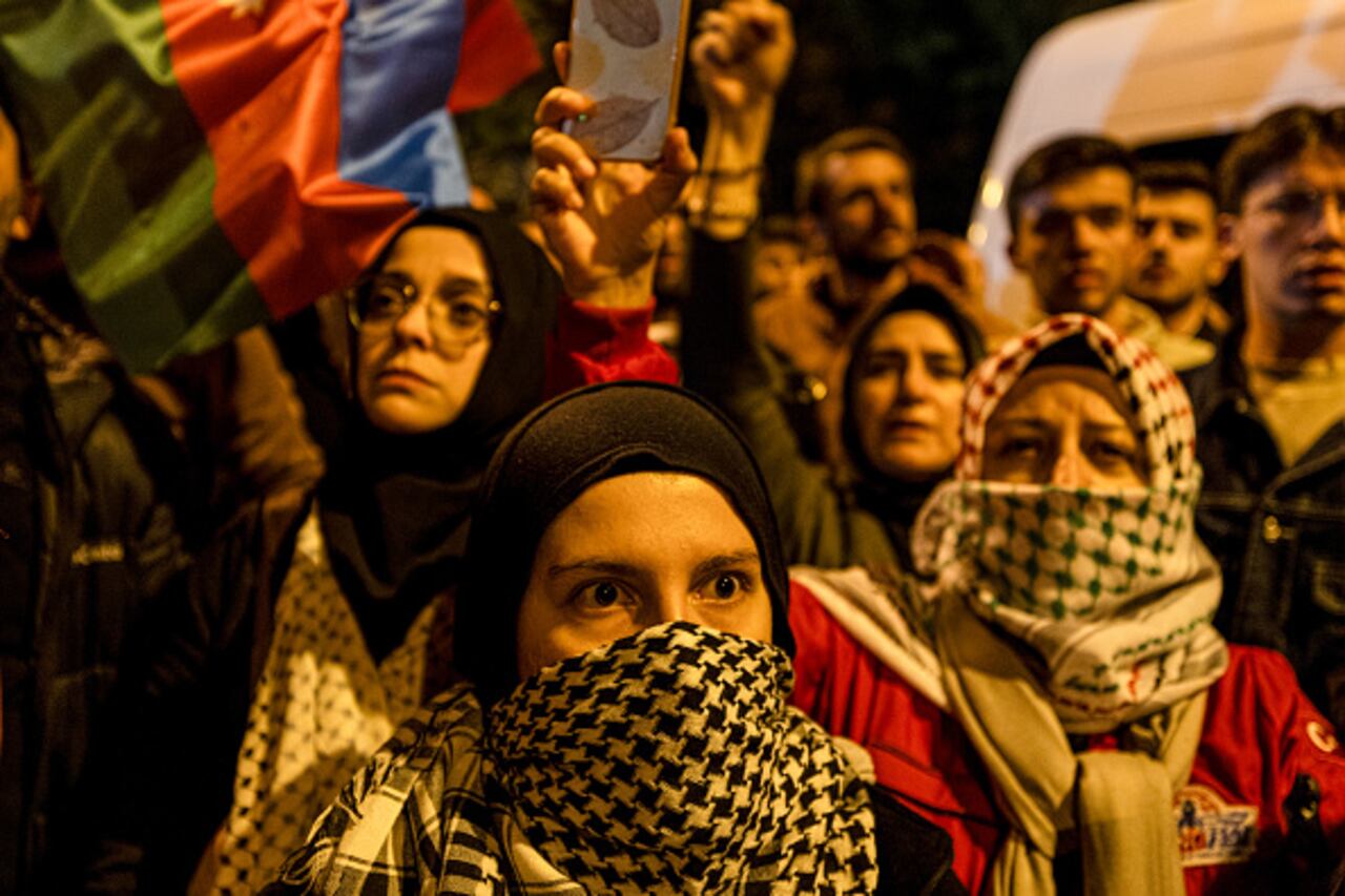 Durante la protesta, donde las tensiones aumentaron de vez en cuando, se produjo una pelea entre los manifestantes y la policía cuando entraron en la embajada de Israel. (Foto de Ugur Yildirim/dia images vía Getty Images)