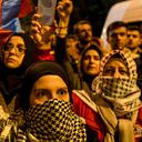 Miles de personas se reúnen frente a la Embajada de Israel en Ankara para protestar después de que una explosión en el Hospital Árabe al-Ahli en Gaza mató a cientos de personas el 18 de octubre de 2023 en Estambul, Turquía. La multitud gritó consignas con banderas palestinas y condenó a Israel. (Foto de Ugur Yildirim/dia images vía Getty Images)