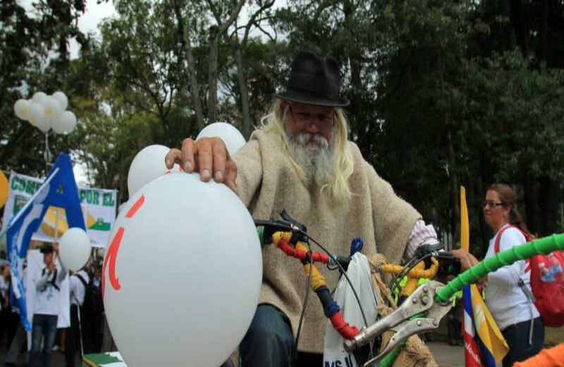 Ciudadanos de todas las edades asistieron a la marcha por la carrera séptima. Álvaro Tavera /SEMANA