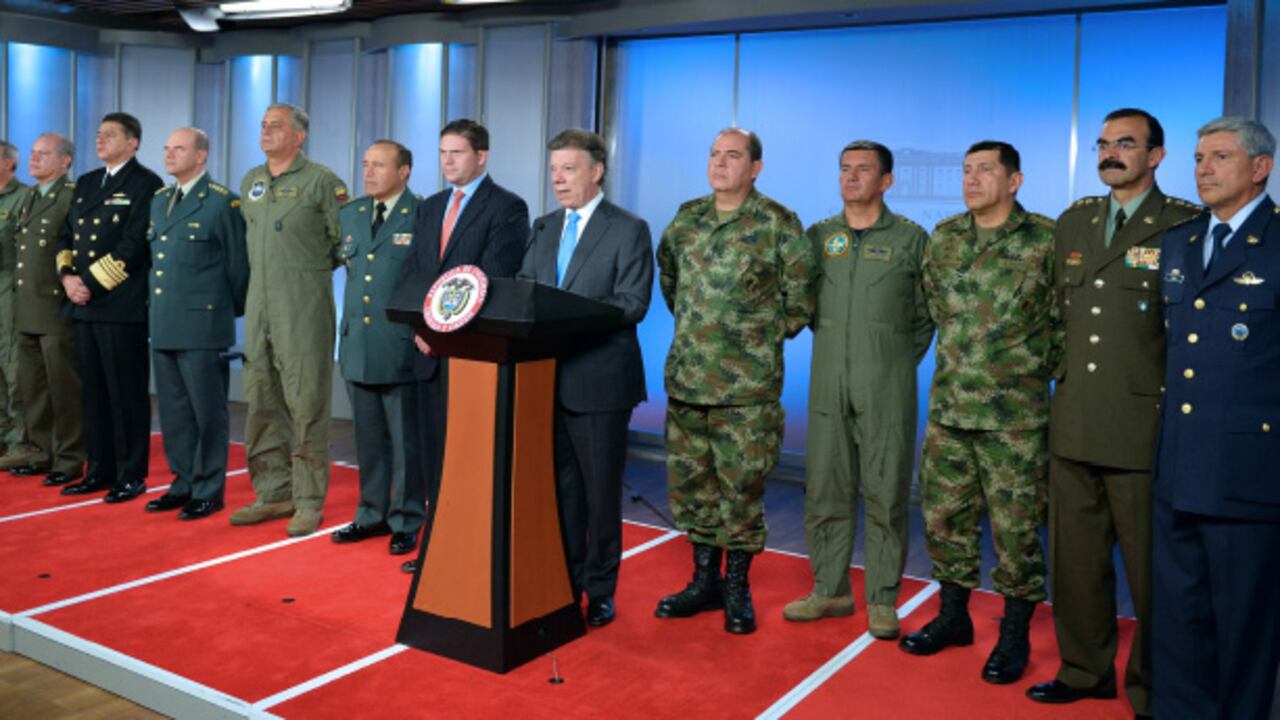 Este es el momento, el pasado 12 de agosto, en que el presidente Juan Manuel Santos y su ministro de Defensa, Juan Carlos Pinzón, despidieron a los miembros de la cúpula militar saliente (a la izquierda) y anunciaron la nueva (a la derecha).