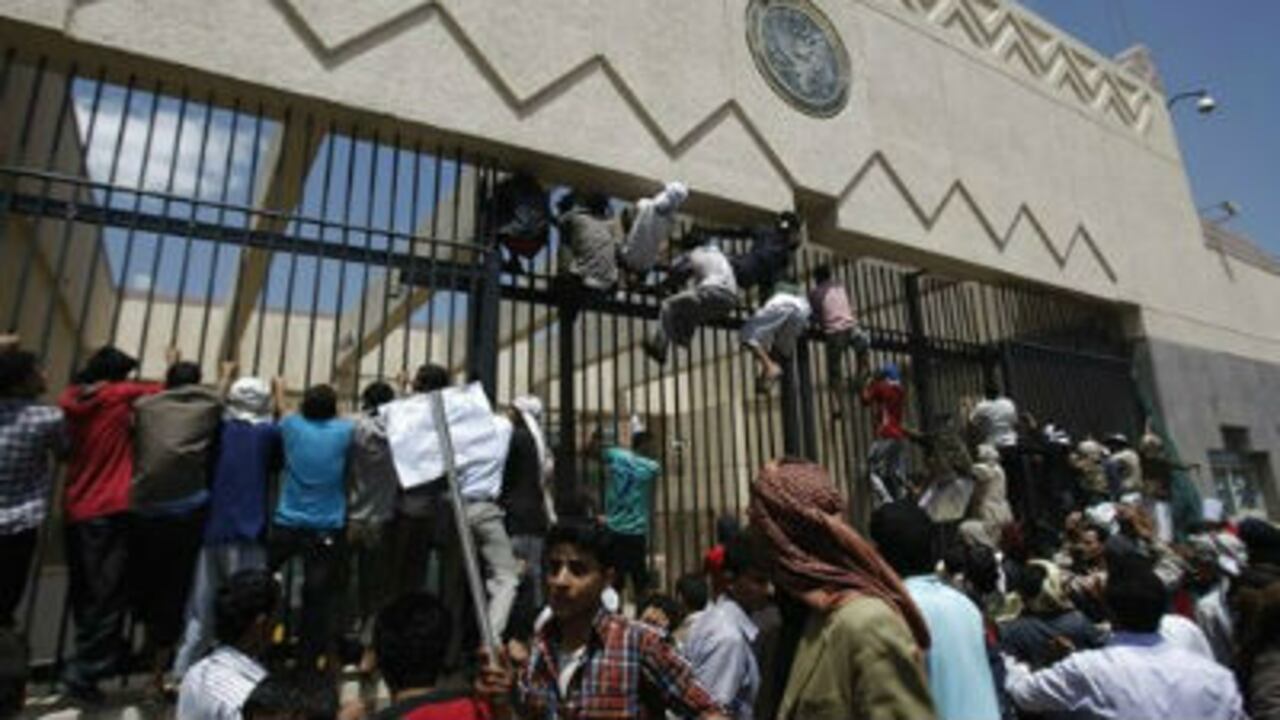 Manifestantes enfurecidos atacan la embajada de Estados Unidos en Yemen.