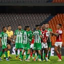 Choque entre jugadores de Atlético Nacional y Santa Fe, en el partido de la fecha 16 de la Liga Betplay II-2024, en Medellín.