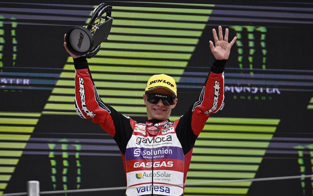 David Alonso celebrando la victoria en el circuito de Barcelona.