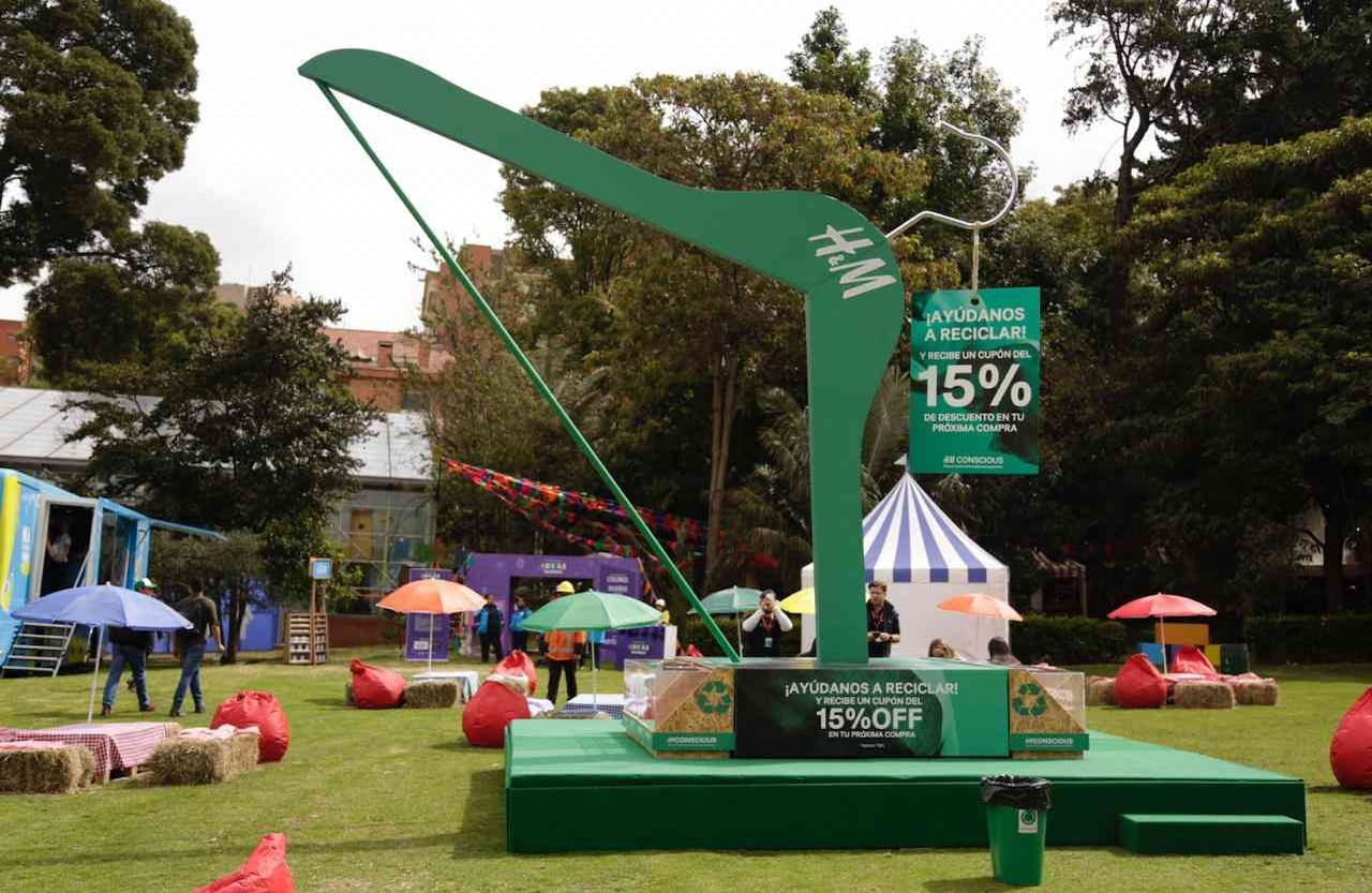 La marca H&M ubicó un contenedor gigante en el Gimnasio Moderno, para que los asistentes depositen ropa que ya no usen y sea reutilizada para una de sus causa socioambientales.