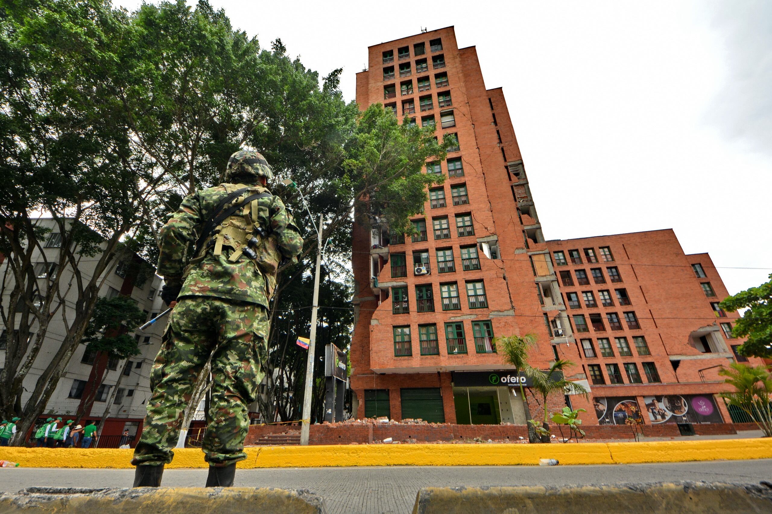 Militares custodian edificaciones afectadas por el temblor en el sur de Cali.