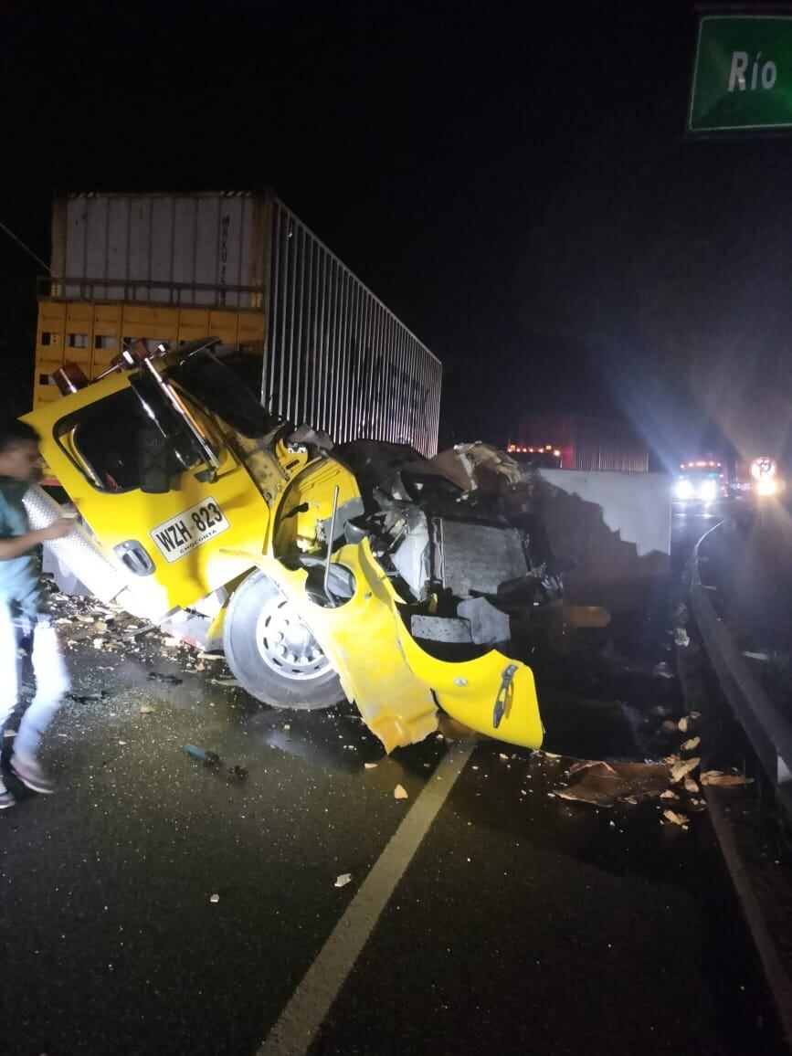 Tres hombres iban en los dos vehículos.
