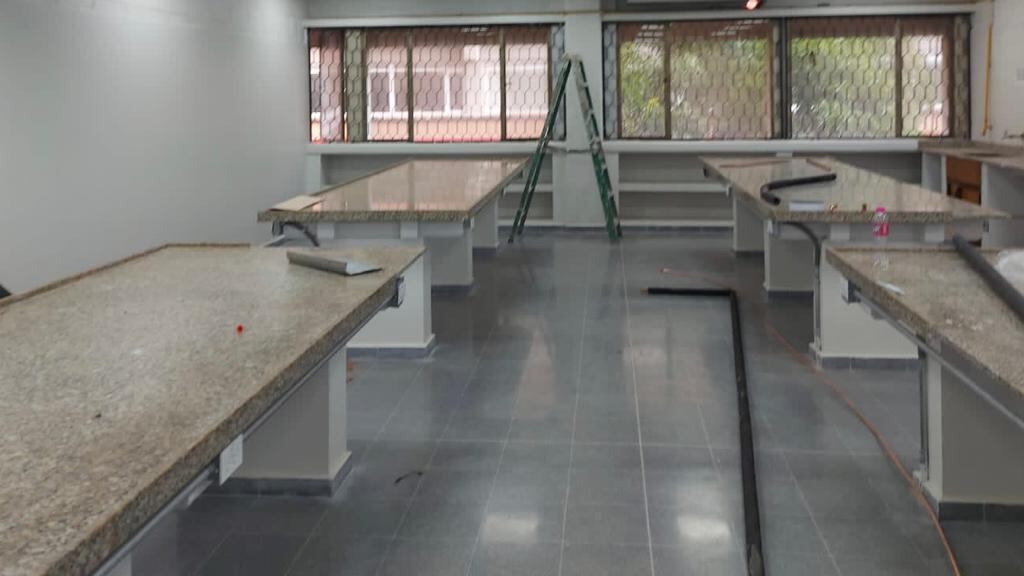 Así se ve uno de los laboratorios, con las tuberías del agua por fuera y sin elementos para los estudiantes.