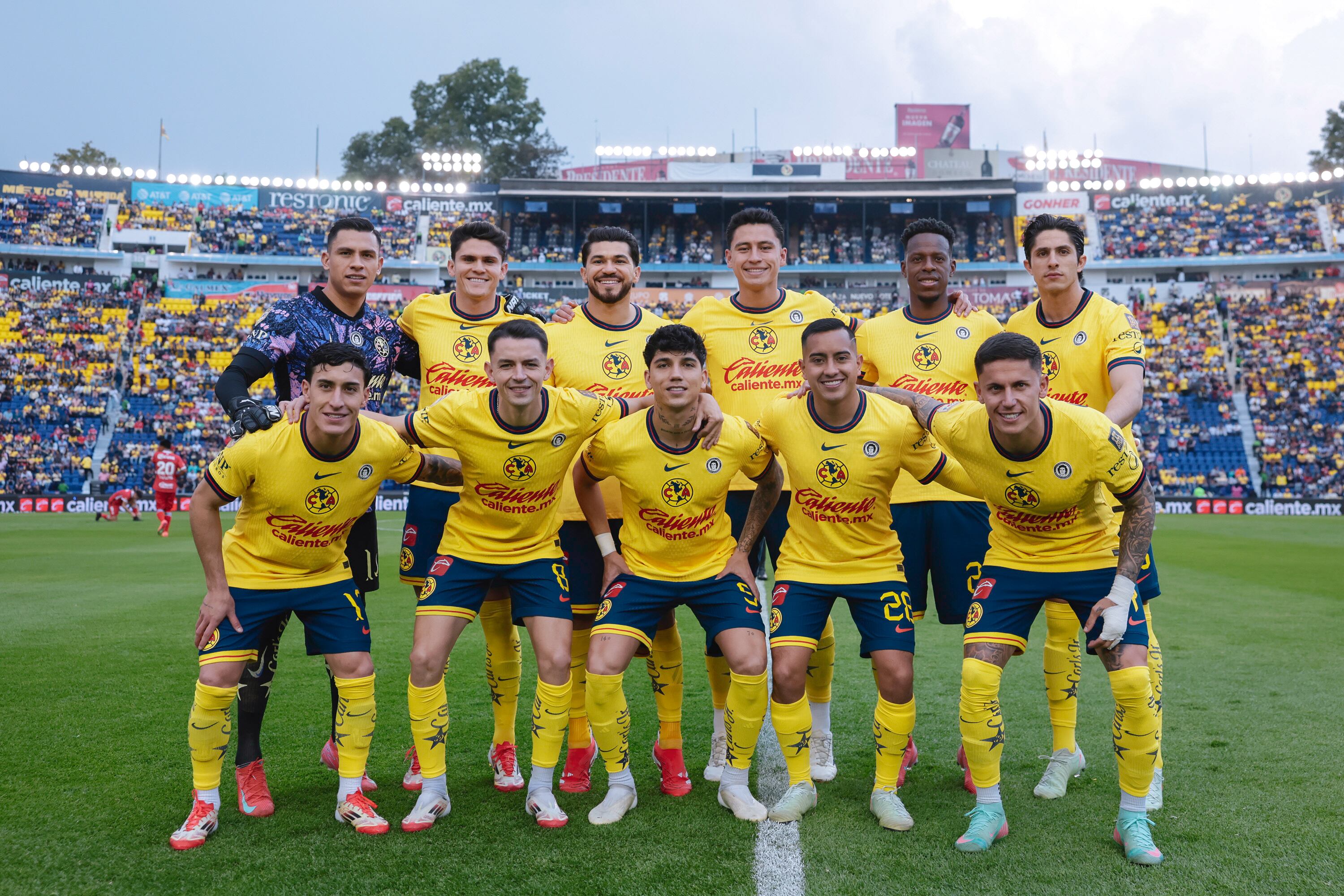 Cristian Borja (segundo de la parte superior de derecha a izquierda) previo al juego entre el América de México contra Toluca.