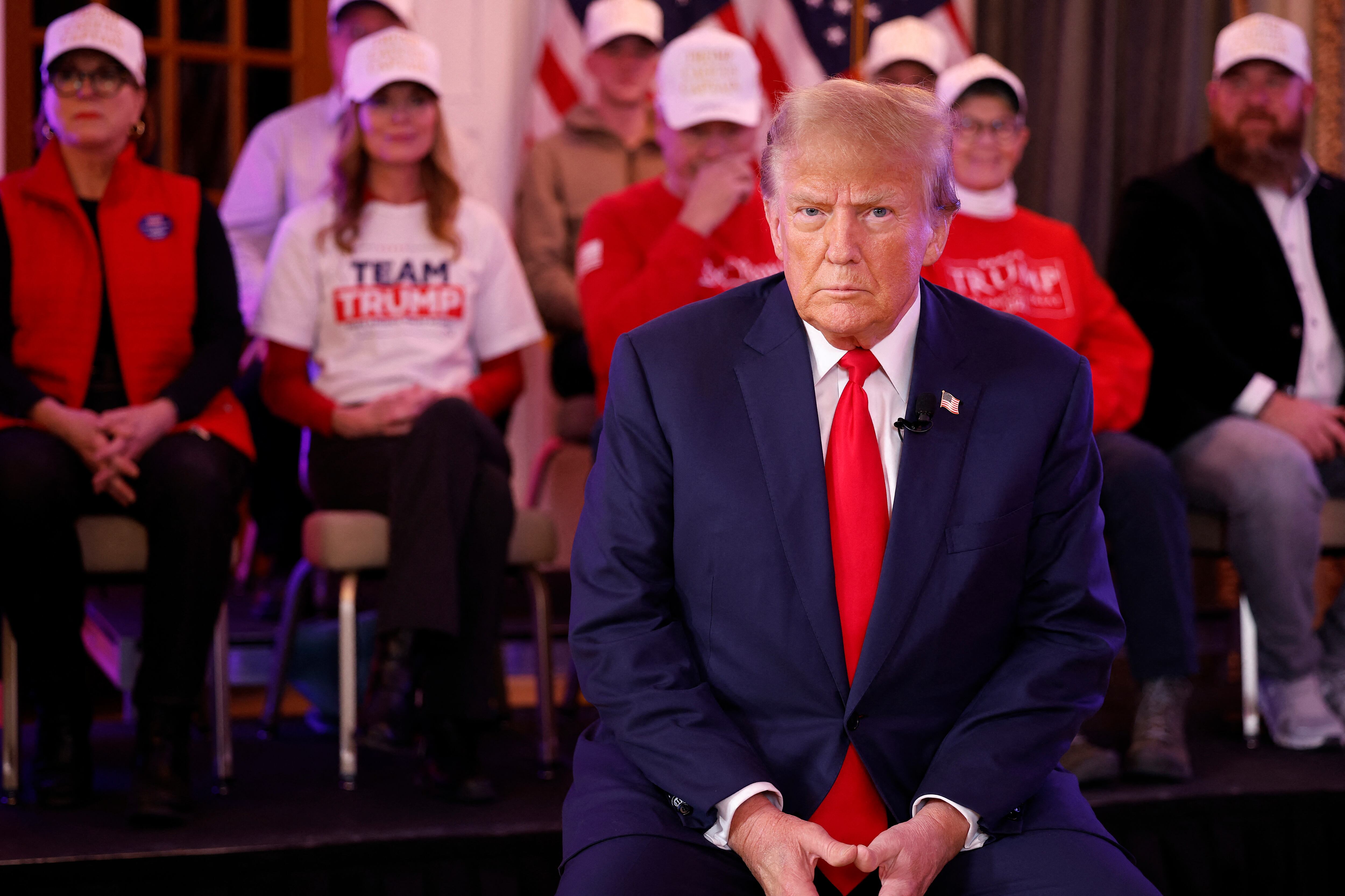 El candidato presidencial republicano, el ex presidente de Estados Unidos, Donald Trump, se prepara para realizar una reunión "teleral" en el Hotel Fort Des Moines el 13 de enero de 2024 en Des Moines, Iowa. Las temperaturas bajo cero y un clima similar a una tormenta de nieve han obligado a las campañas presidenciales a ajustar, posponer o cancelar eventos pocos días antes de las asambleas electorales de Iowa