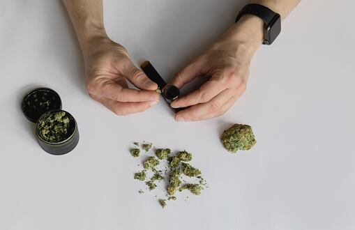 El THC es uno de los principales componentes psicoactivos de la marihuana.