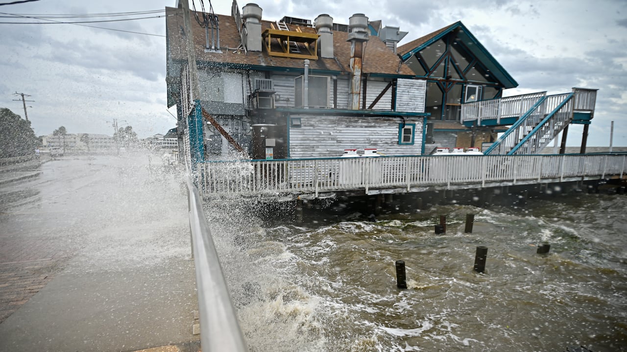 Algunas viviendas han resultado afectadas por el choque de las aguas crecidas, producto de la tormenta tropical Helene.