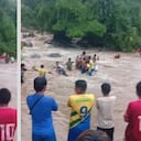 Comunidad formó una cadena humana para cruzar a una embarazada con dolores de parto