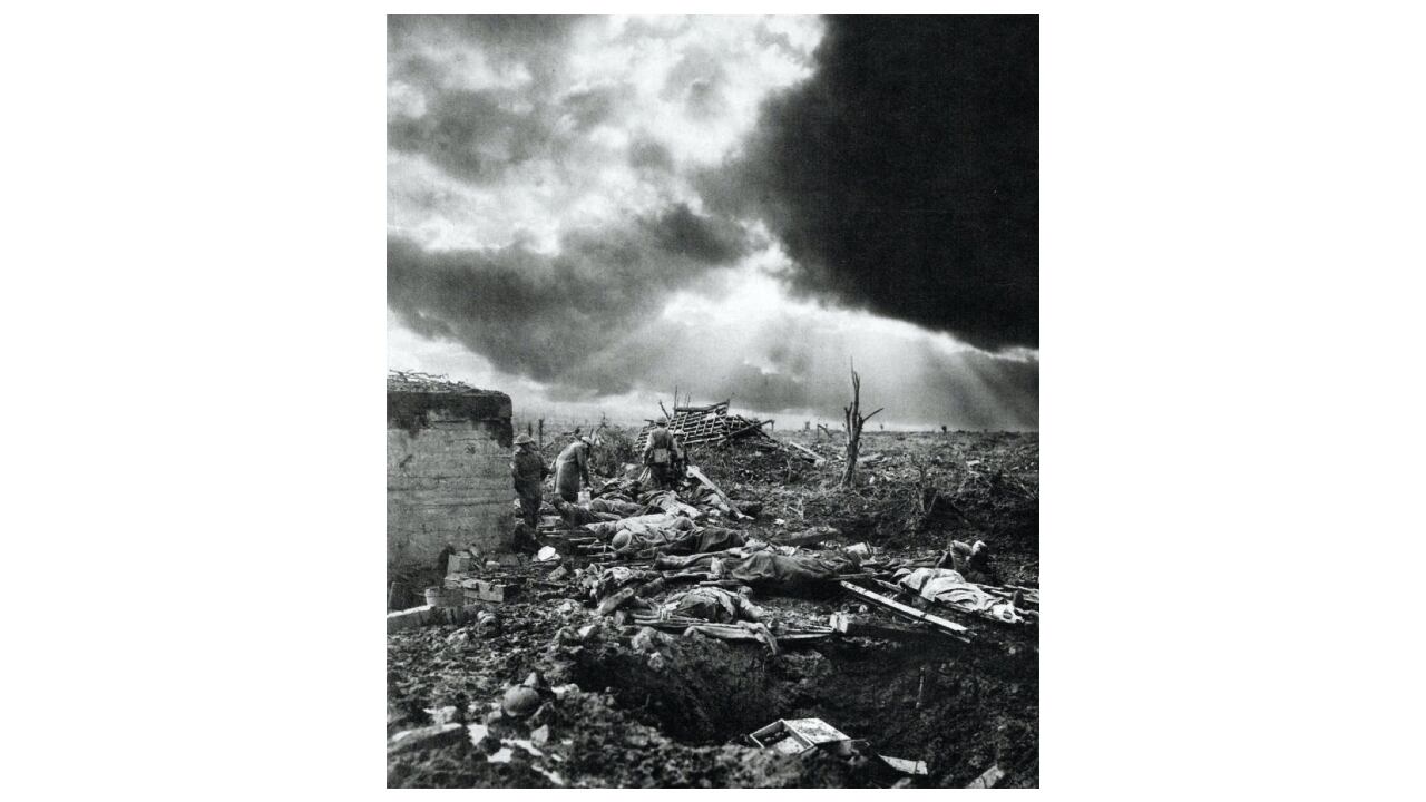 Fotografía de del campo de batalla de la Primera Guerra Mundial. Frank Hurley, Wikimedia Commons