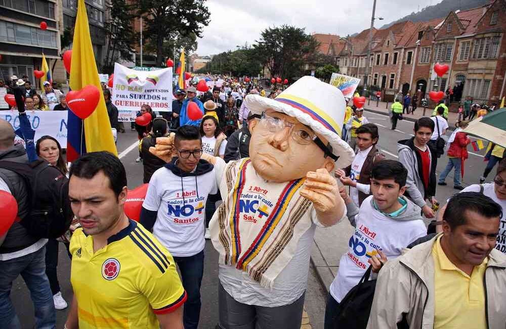 Los participantes en Bogotá recordaron al senador Álvaro Uribe Vélez. Foto: León Darío Peláez / SEMANA