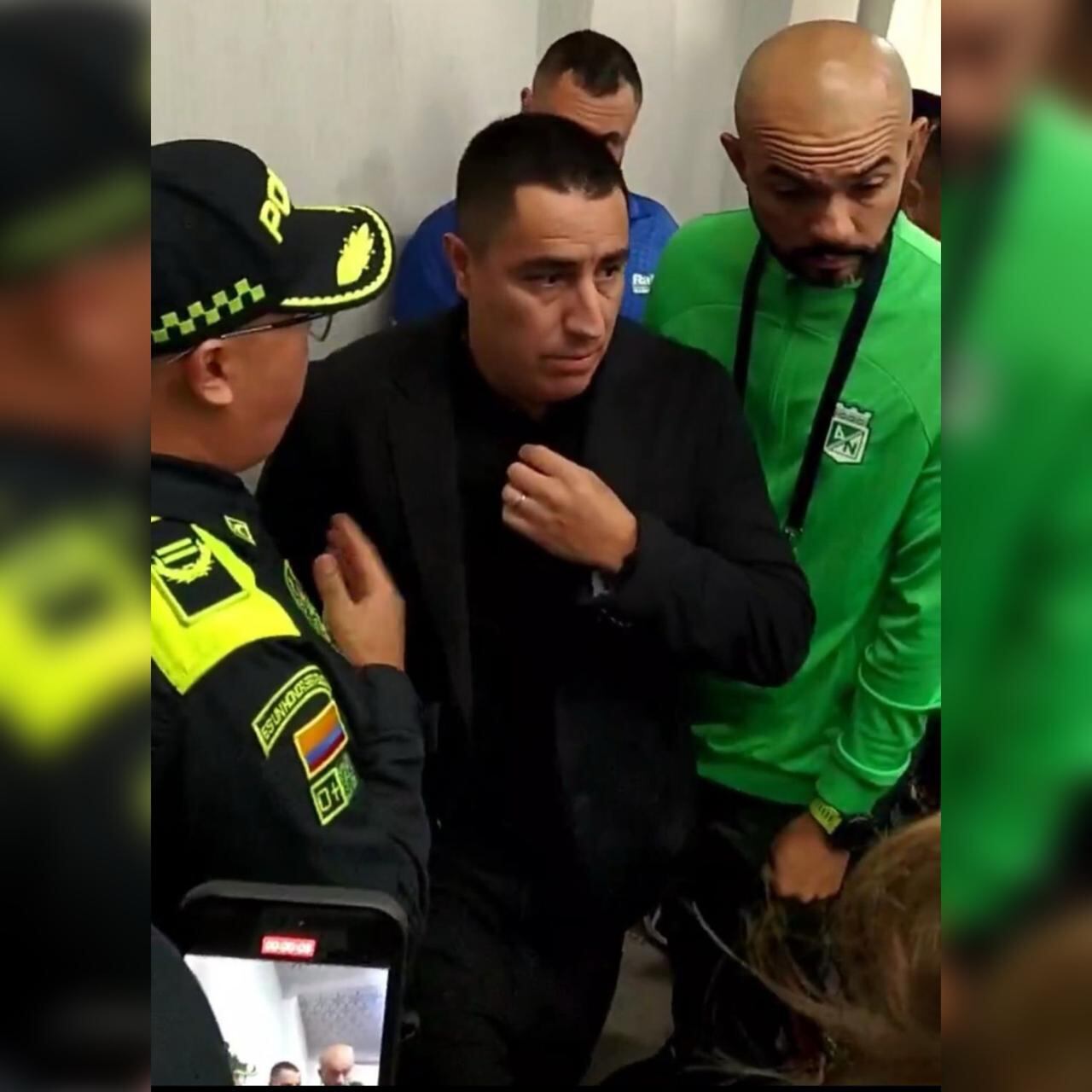 En medio de rueda de prensa detienen a Efraín Juárez por gestos que provocaron a la hinchada del ´Poderoso´ que respondió con violencia.