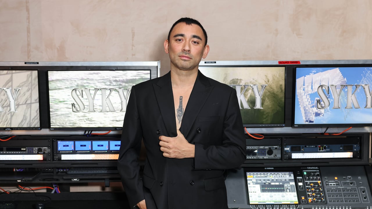 Nicola Formichetti asiste al evento SYKY x BFC: Worlds Collide, organizado por Alice Delahunt y Nicola Formichetti, el 16 de febrero de 2024 en Londres, Inglaterra.