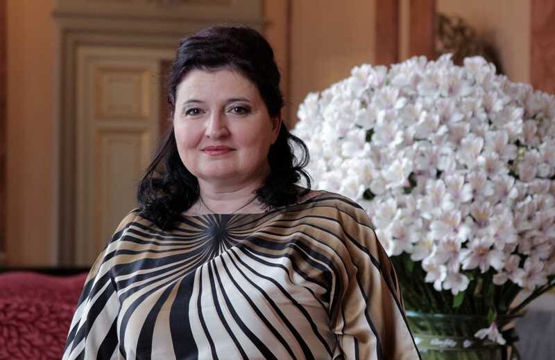 La soprano griega Dimitra Theodossiuou participa en la ópera de Verdi, Macbeth, un hombre que comete una serie de crímenes impulsado por la sed de poder. Crédito: Andrés Gómez 